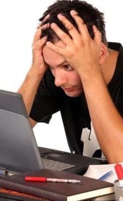 Homem rapaz buscando agoniado computador